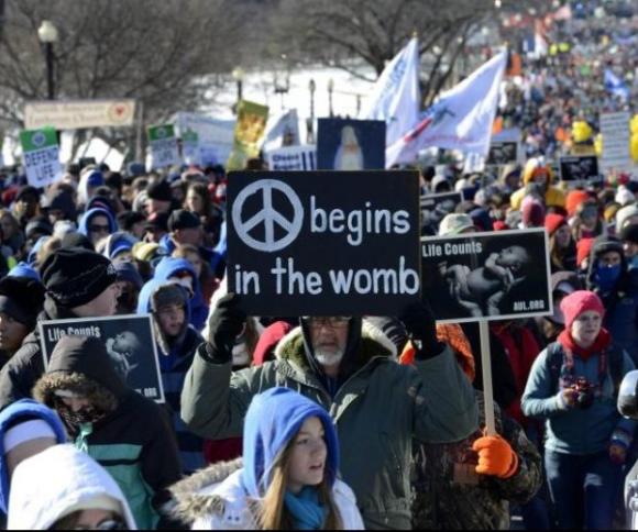 Miles de personas piden en Washington que se sustituya el aborto por la adopción