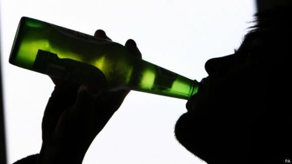 Por qué se desborda la espuma de la cerveza
