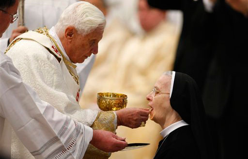 VATICANO: LA COMUNIÓN RECIBIDA EN LA LENGUA Y DE RODILLAS