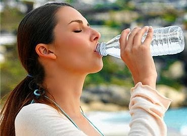 Aconsejan beber abundante agua aunque no se sienta sed