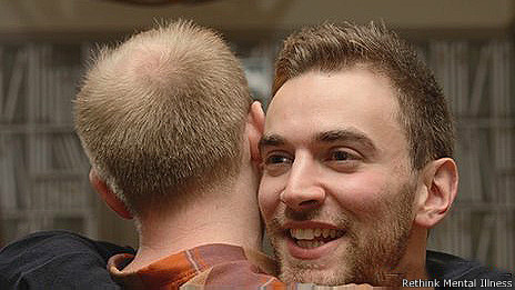 Un hombre encuentra por Twitter al desconocido que evitó su suicidio