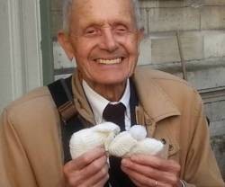 Anciano multado por defender la vida de un bebé por nacer