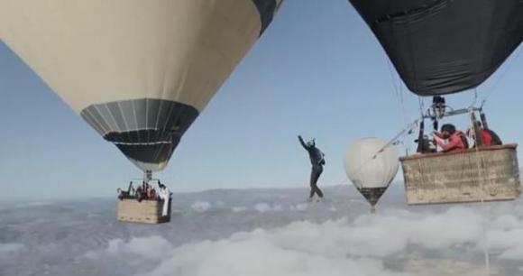 Intentan cruzar cuerda floja entre dos globos aerostáticos