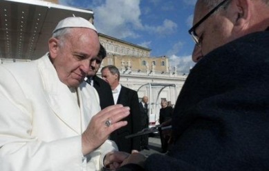 El Sumo Pontífice bendijo cruces que irán a cementerios argentinos e ingleses en Malvinas