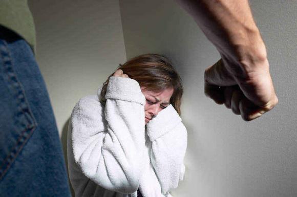 El 40% de la mujeres que sufren violencia de género convive con su agresor