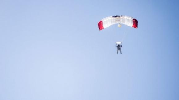 Desarrollan en Argentina un robot paracaidista a control remoto