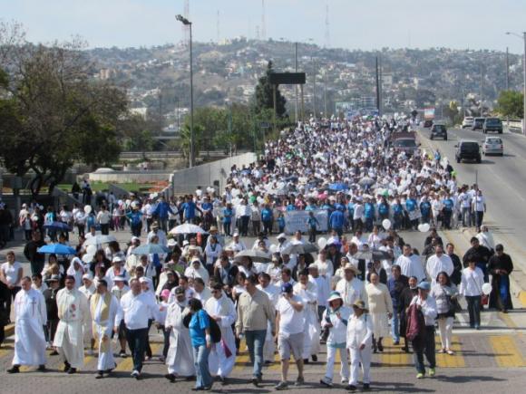 Más de 30 mil personas salieron a las calles de Tijuana (México)