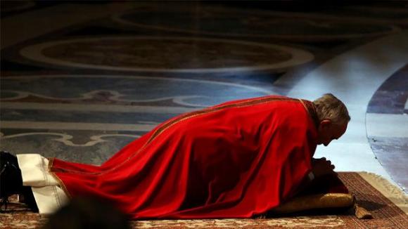 El Viernes Santo del Papa encuentra en el dinero la raíz de todos los males