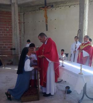 Monseñor Aguer recordó que se puede recibir la comunión de rodillas