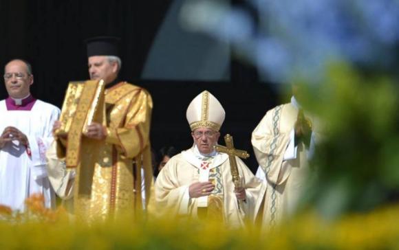 Miles de fieles siguieron la misa de la Resurrección del Señor