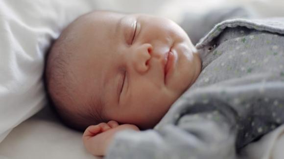 Dormir al bebé boca arriba sería 20 veces más seguro
