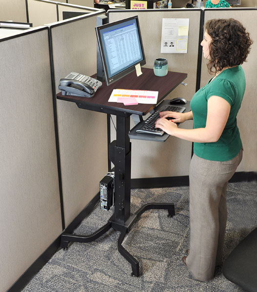 La moda de trabajar parado para cuidar la salud