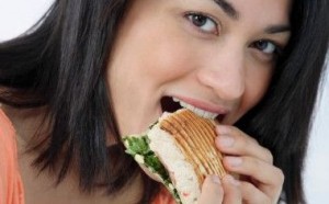 Dos o más raciones diarias de pan blanco aumenta el riesgo de obesidad