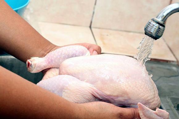 Lavar el pollo crudo propagaría peligrosa bacteria