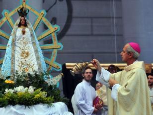 En Corpus: El cardenal Poli convocó a evangelizar para compartir el pan de la misericordia