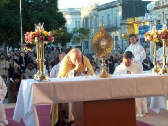 Mons. Arancedo: “No hagamos de la Eucaristía una rutina de nuestra vida religiosa”