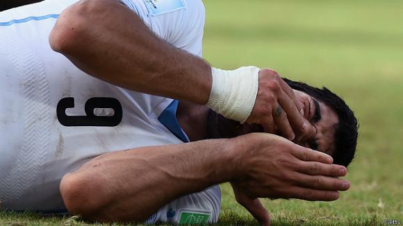 ¿Es justa la FIFA al sancionar a Suárez y no a otros?