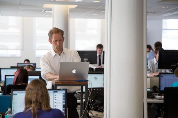 Trabajar más de 6 horas sentado aumentaría el riesgo cardiovascular 