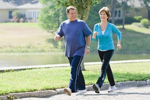 Caminar a paso ligero puede mejorar los síntomas del párkinson