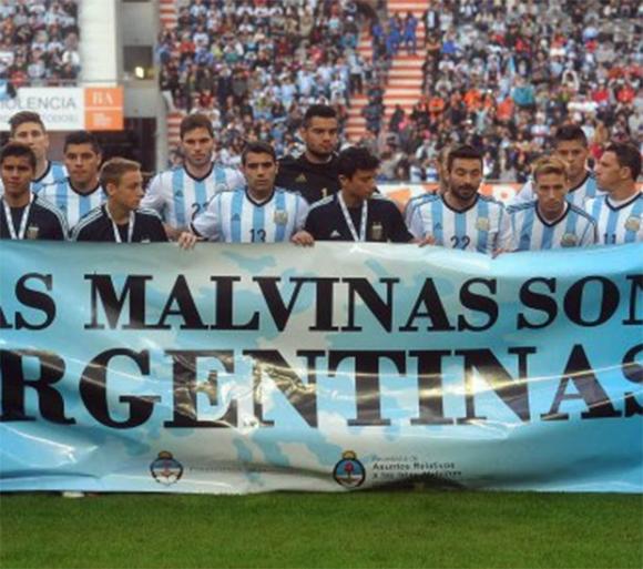 FIFA multó a la AFA por un cartel de las Islas Malvinas