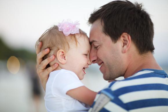 Los hombres pensarían más que las mujeres en tener hijos