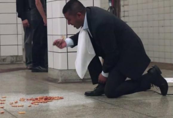 ¿Por qué este hombre esta comiendo del suelo? (VIDEO)