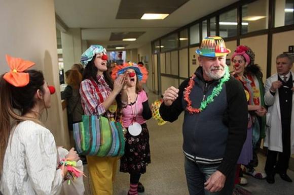 Payasos llenan de alegría el Hospital Central de San Isidro