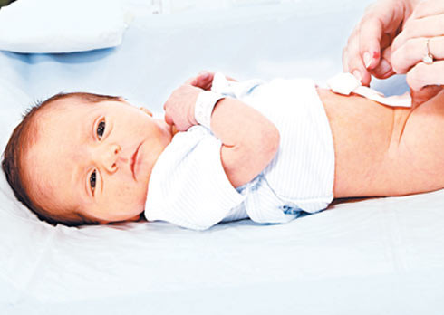 Retrasar el corte del cordón umbilical beneficiaría al bebé