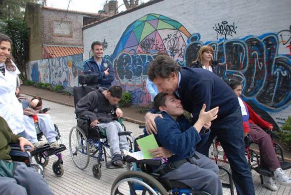 San Isidro: Campaña de Abrazos Gratis por la Inclusión
