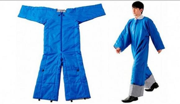 Crean “traje cama” para dormir en cualquier sitio