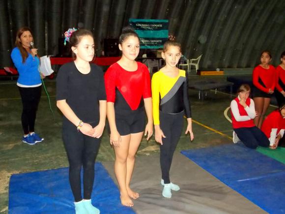 Exhibición de gimnasia artística femenina en San Isidro