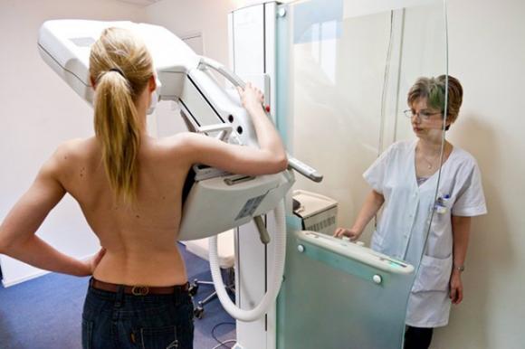 Consultas con médicos especialistas y charlas informativas sobre cáncer de mama