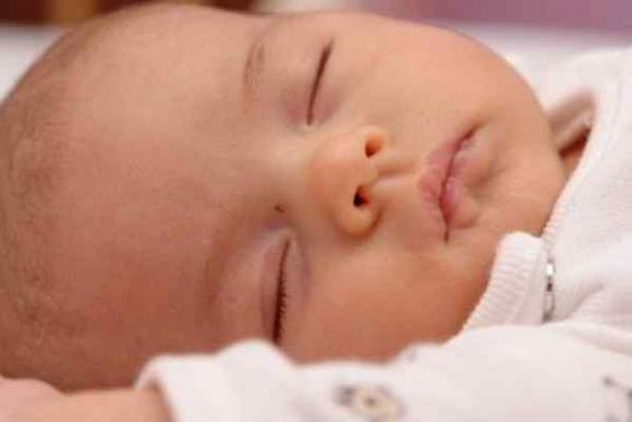 Los bebés que duermen en el sofá aumentan su riesgo de muerte súbita