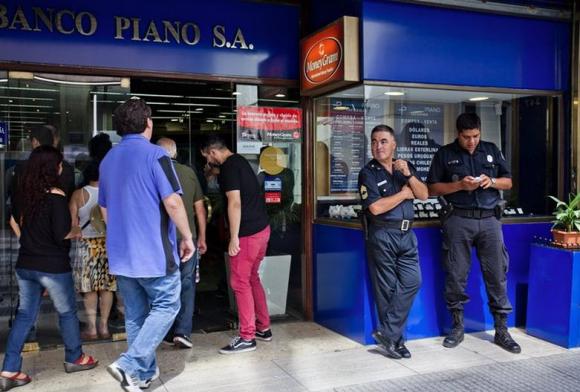 Dólar: en otro día de redadas, a la AFIP se le ¨cayó el sistema¨