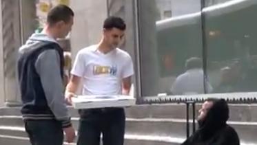 Nunca mires a nadie para abajo, a no ser que le estés ayudando a pararse