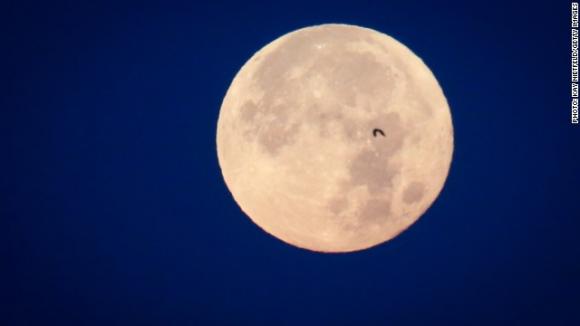Por 90 dólares, puedes enterrar cosas en la Luna