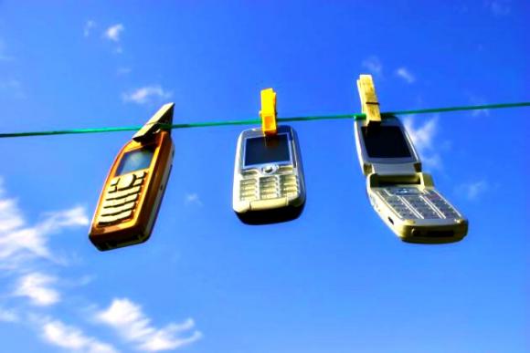 ¿Cuál es la mejor forma de secar un celular mojado?
