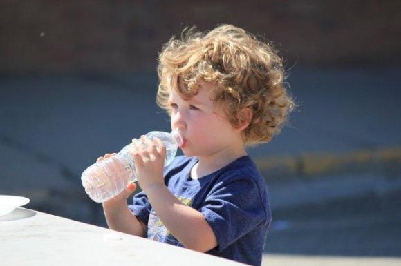 El calor y los chicos: qué puede afectarlos