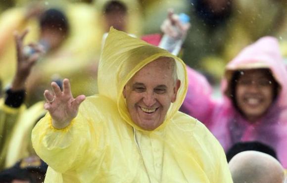 Un tifón obligó al Papa a acortar su visita a Tacloban