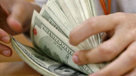 Pide una hamburguesa y le dan una bolsa llena de dinero