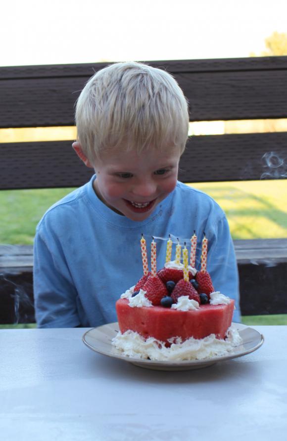 «Nos pedían abortar, decían que el bebé moriría seguro»: el pequeño Matthew cumple 7 años con gozo