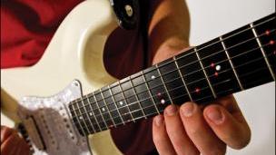 Jóvenes argentinos desarrollaron una guitarra “inteligente” que enseña a tocar