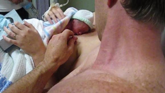 Milagro: un bebé nació muerto y revivió con el calor de su madre