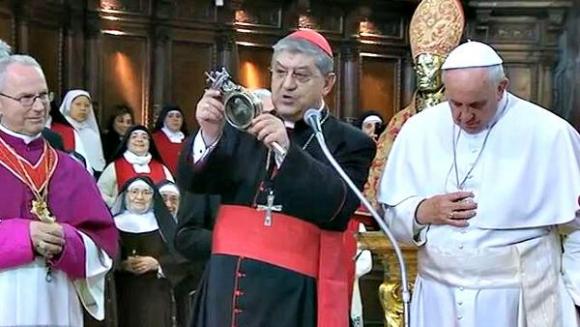 Milagro en Nápoles: La sangre de San Genaro se licúa ante el Papa Francisco