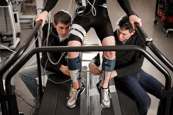 Crean un exoesqueleto que optimiza el gasto de energía en una caminata