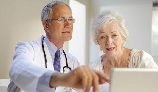 Los mayores que se sienten solos visitan más al médico