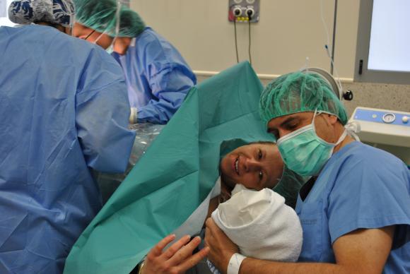 El 75% de las mujeres eligen a sus parejas para que las acompañen en el parto