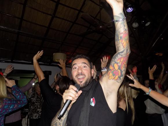 FOTOS SHOW GUSTAVO SANTILLAN EN ¨MOMBAY¨