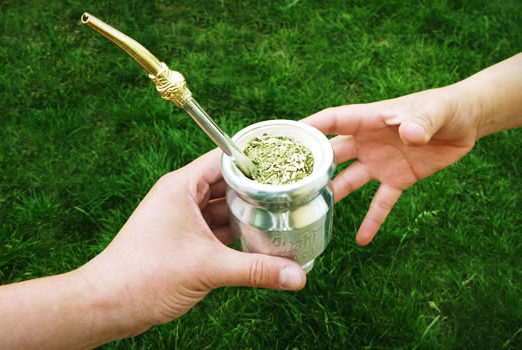 La OMS sugiere que tomar mate puede dar cáncer de esófago