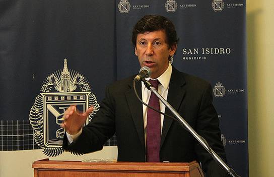 Posse entregó diplomas a médicos que hicieron su residencia en San Isidro